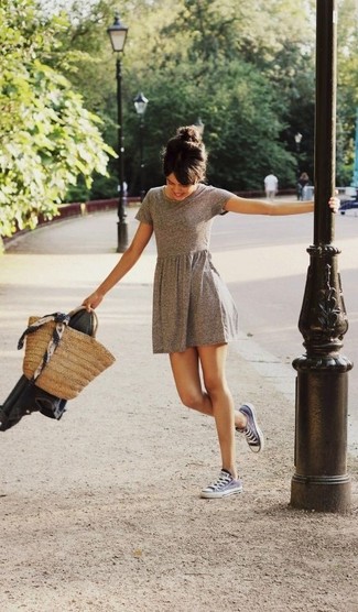 Comment porter une robe grise pour un style decontractés