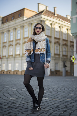 Comment porter une robe grise pour un style decontractés
