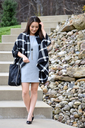 Comment porter une robe grise pour un style elégantes à 20 ans