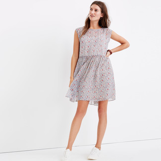Comment porter une robe grise pour un style relax