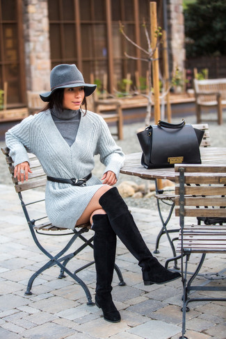 Comment porter une robe grise