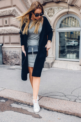 Comment porter une robe grise pour un style decontractés