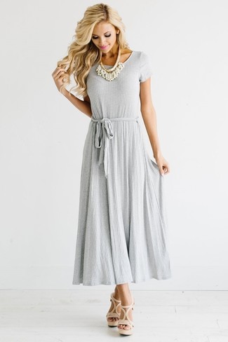 Comment porter une robe grise
