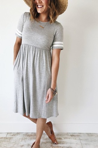 Comment porter une robe grise pour un style relax