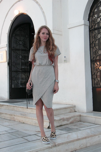 Comment porter une robe grise pour un style relax