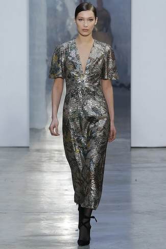 Comment porter une robe grise
