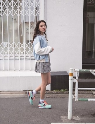 Comment porter une robe grise pour un style relax