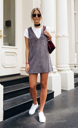 Comment porter une robe grise pour un style relax