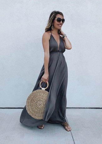 Comment porter une robe grise pour un style relax