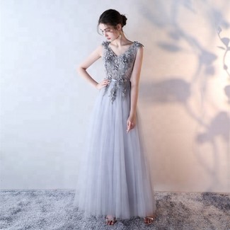 Comment porter une robe grise