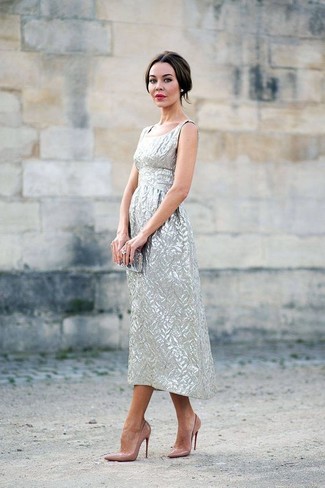 Comment porter une robe grise