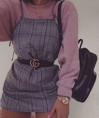 Comment porter une robe grise pour un style relax à 20 ans