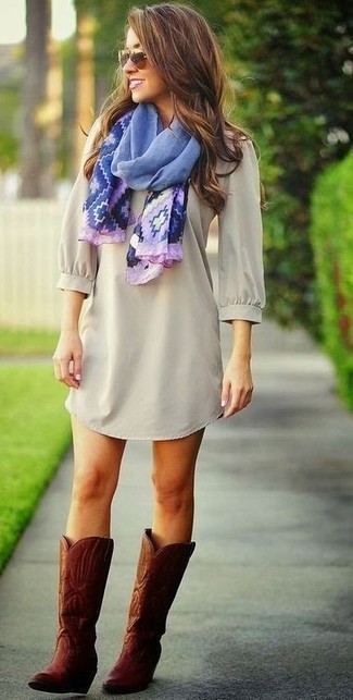 Comment porter une robe grise pour un style relax