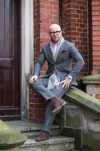 Des bottes brogue à porter avec un pantalon de costume gris