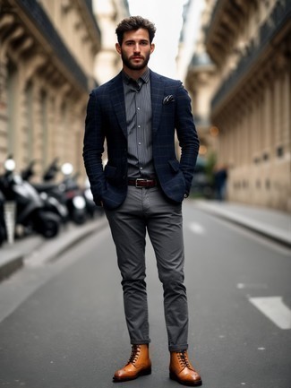 Des bottes brogue à porter avec un pantalon de costume gris