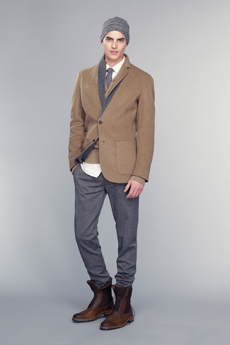 Des bottes brogue à porter avec un pantalon de costume gris