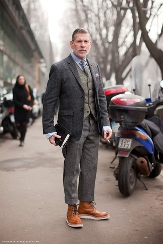 Des bottes brogue à porter avec un pantalon de costume gris