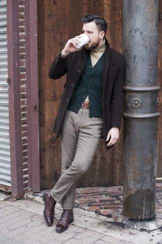 Des bottes brogue à porter avec un pantalon de costume gris
