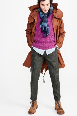 Des bottes brogue à porter avec un pantalon de costume gris