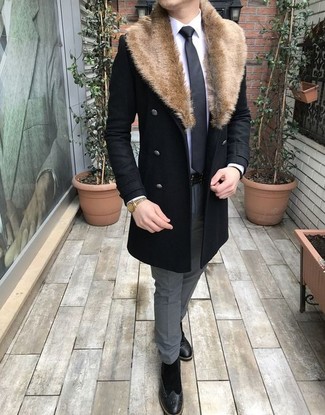 Des bottes brogue à porter avec un pantalon de costume gris