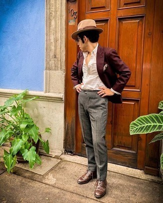 Des bottes brogue à porter avec un pantalon de costume gris