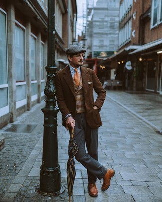 Des bottes brogue à porter avec un pantalon de costume gris