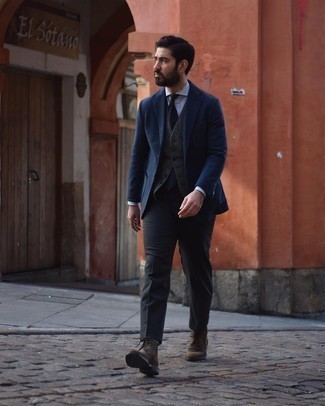 Des bottes brogue à porter avec un pantalon de costume gris