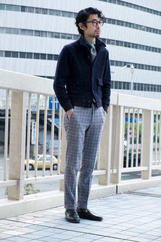 Comment porter un pantalon en vichy gris quand il fait frais