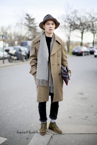 Comment porter un chapeau gris pour un style chic decontractés quand il fait froid