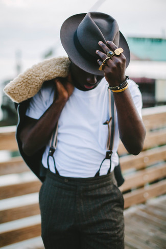 Comment porter un chapeau gris pour un style chic decontractés quand il fait froid