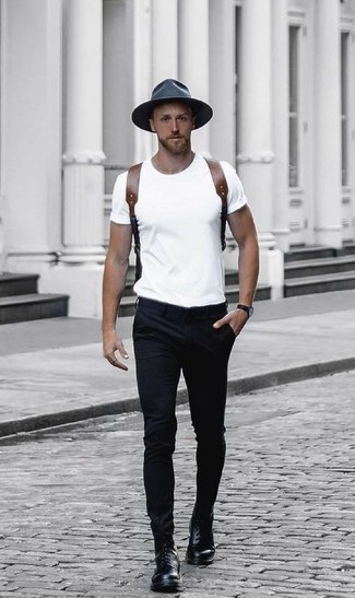 Comment porter un chapeau gris quand il fait chaud