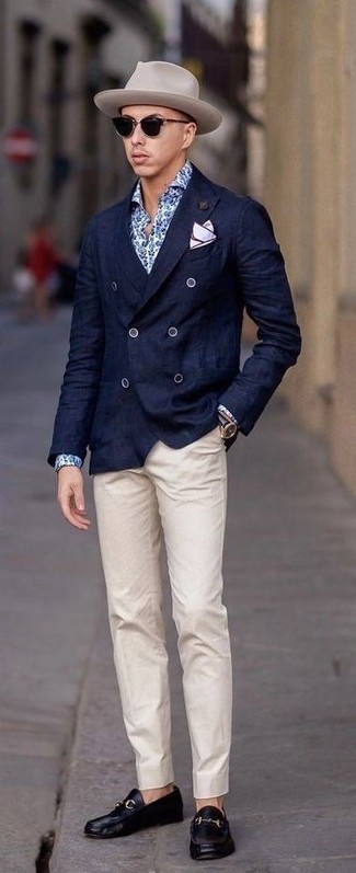Comment porter un chapeau gris pour un style chic decontractés quand il fait chaud