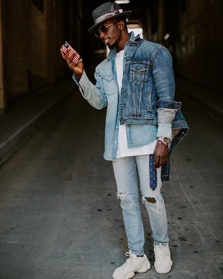 Comment porter un chapeau gris pour un style relax