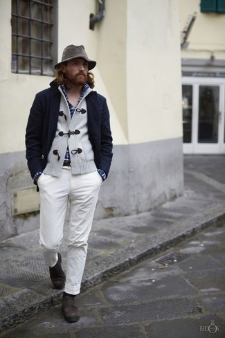 Comment porter un chapeau gris pour un style chic decontractés quand il fait froid