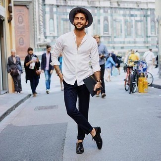 Comment porter un chapeau gris pour un style chic decontractés quand il fait chaud