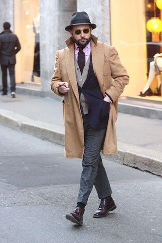 Comment porter un chapeau gris