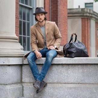 Comment porter un chapeau gris pour un style chic decontractés quand il fait froid