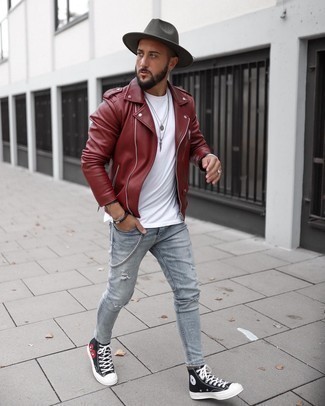 Comment porter un chapeau gris pour un style relax