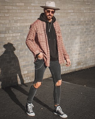 Comment porter un chapeau gris pour un style relax