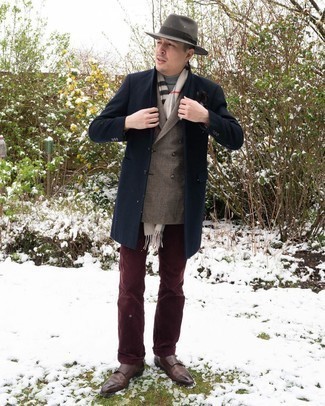 Comment porter un chapeau gris pour un style chic decontractés quand il fait froid