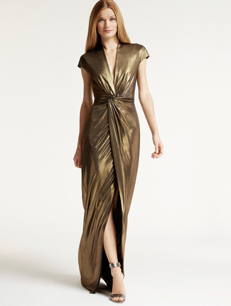 Une robe longue à porter avec des sandales à talons grises