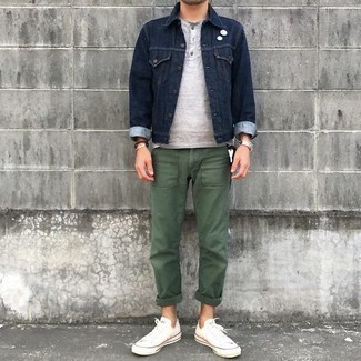 Des chaussures à porter avec un t-shirt à col boutonné gris