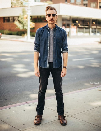 Des chaussures à porter avec un t-shirt à col boutonné gris