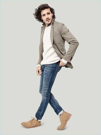Des chaussures à porter avec un t-shirt à col boutonné gris