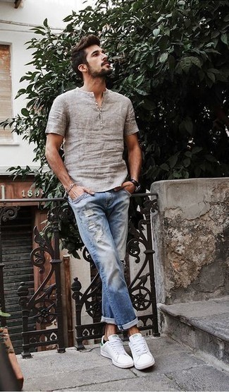 Des chaussures à porter avec un t-shirt à col boutonné gris