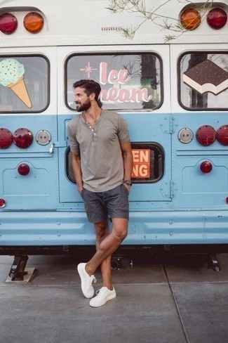 Des chaussures à porter avec un t-shirt à col boutonné gris