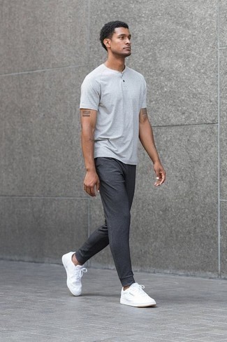 Des chaussures à porter avec un t-shirt à col boutonné gris