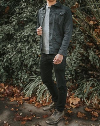 Des chaussures à porter avec un t-shirt à col boutonné gris