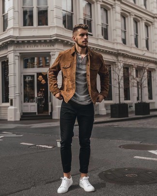 Des chaussures à porter avec un t-shirt à col boutonné gris