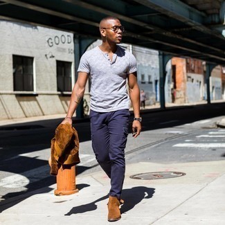 Des chaussures à porter avec un t-shirt à col boutonné gris